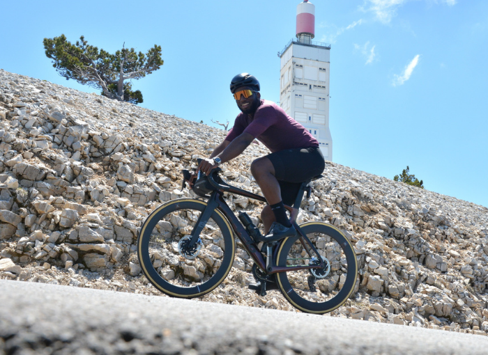 Melvin Landerneau sur un vélo gravissant le mont Ventoux