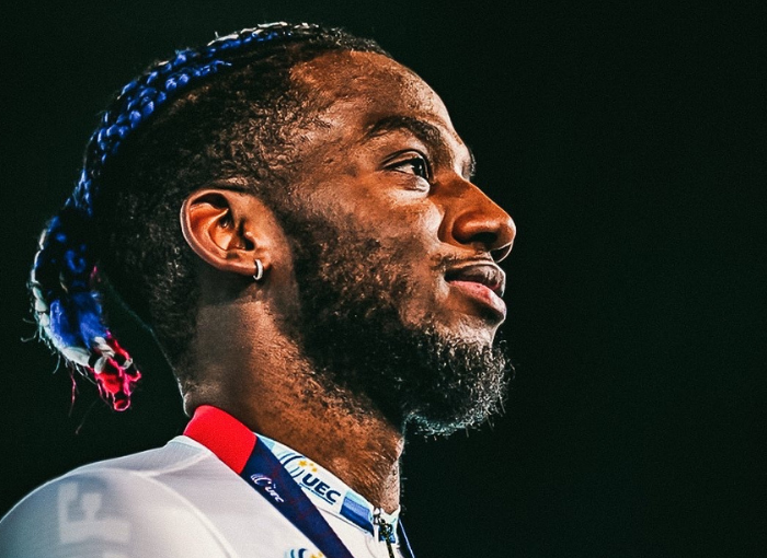 Portrait de Melvin Landerneau sur un podium en tenu équipe de France